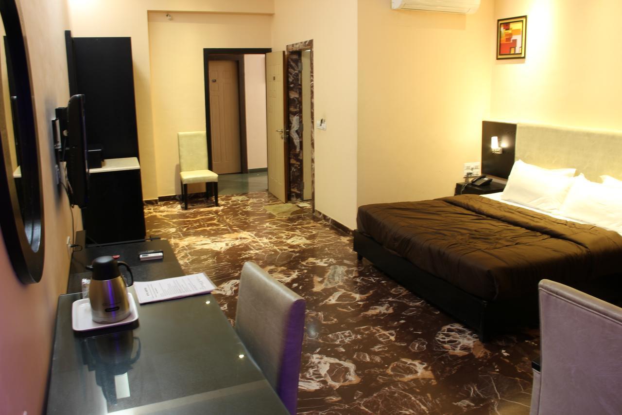 Hotel Aristro Lonavala Εξωτερικό φωτογραφία